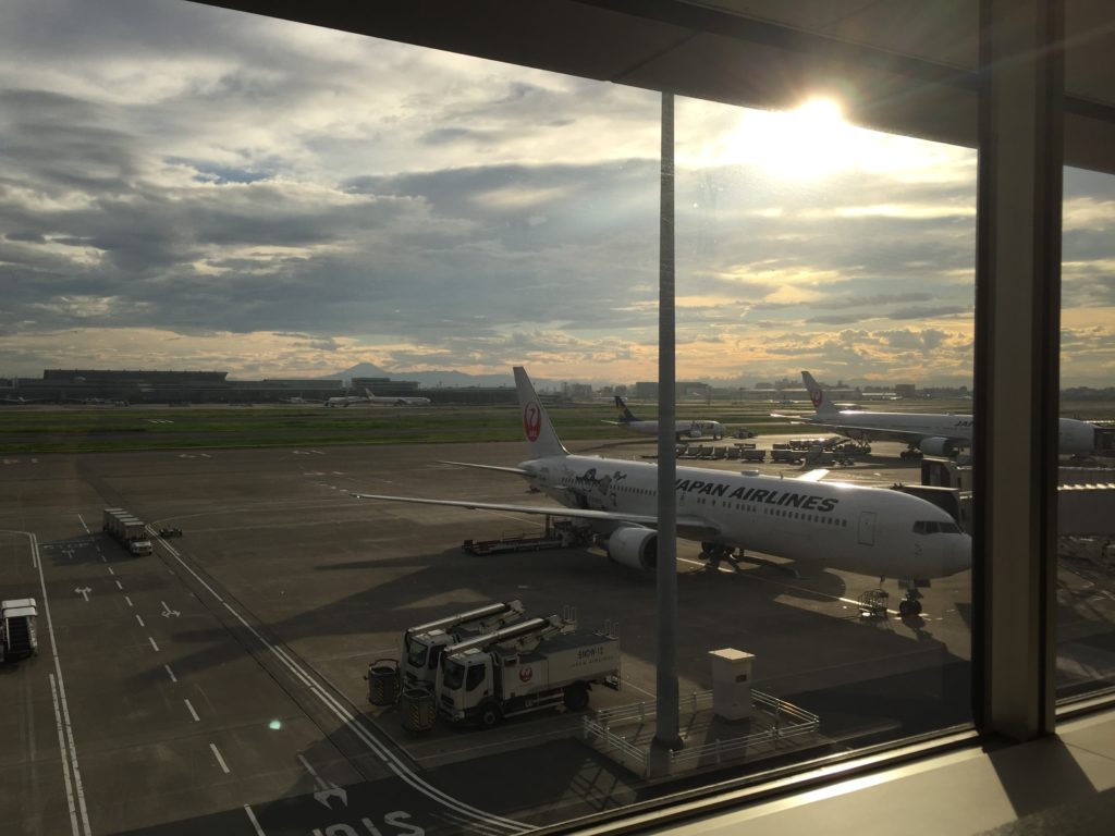 羽田空港に駐機中のJAL