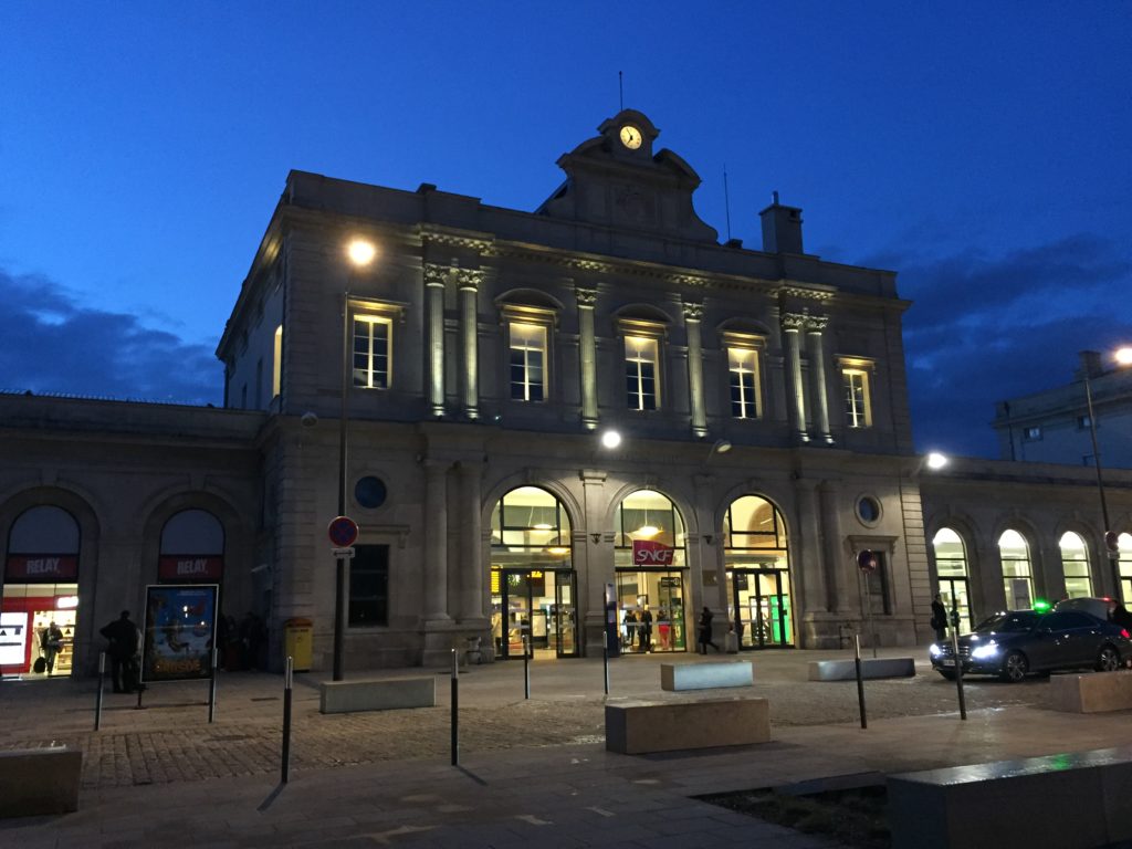 夜のランス駅