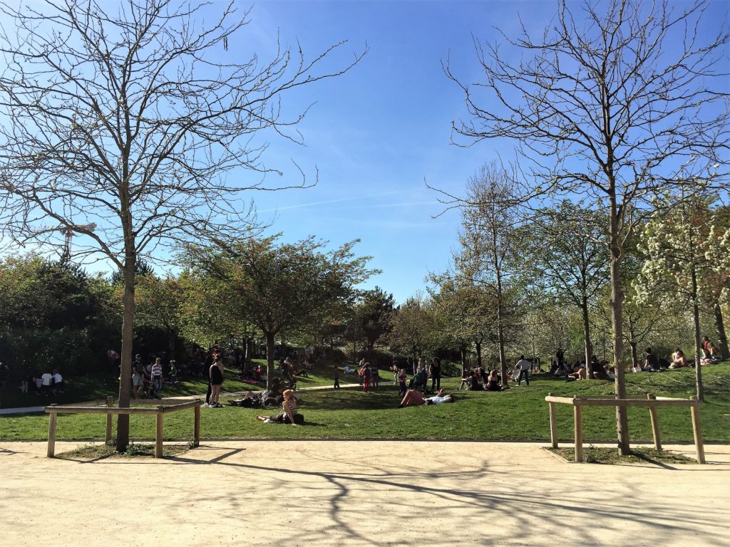 マーティン・ルーサー・キング公園で日光浴を楽しむ人々