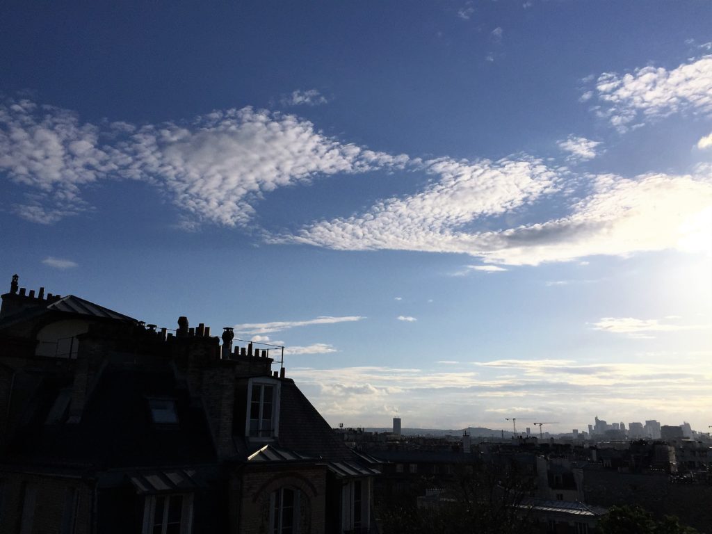 パリのアパルトマンから見た青空と雲