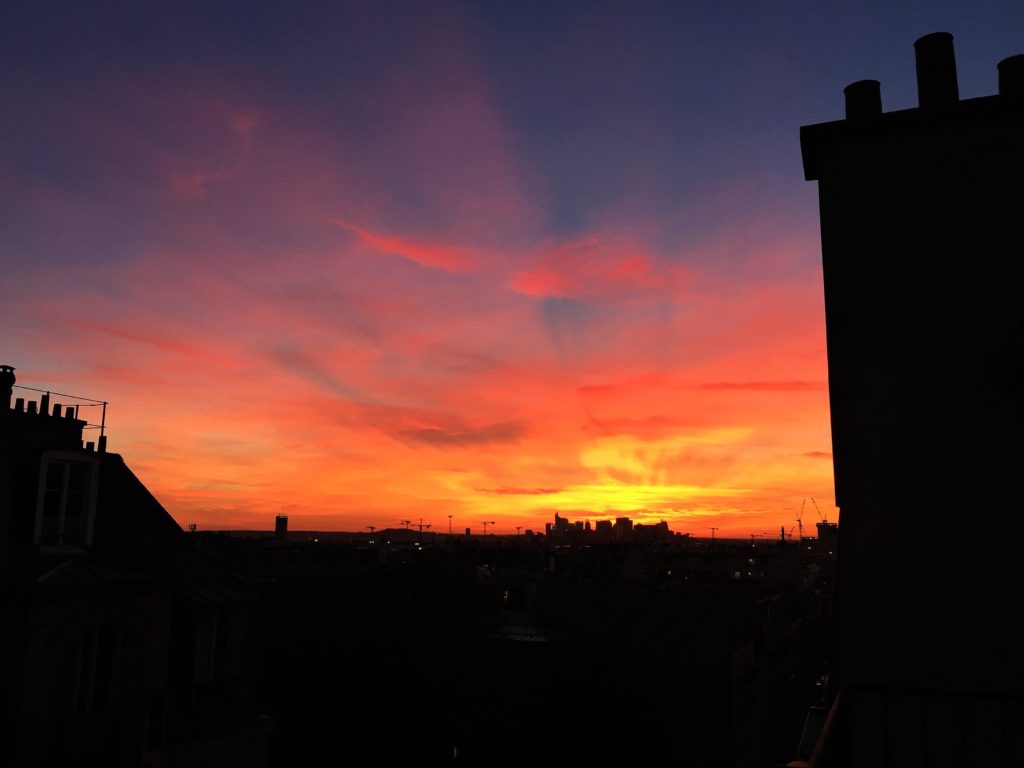 パリのアパルトマンから見た真っ赤な夕焼け