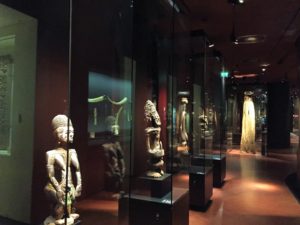 パリのケ・ブランリ美術館の展示