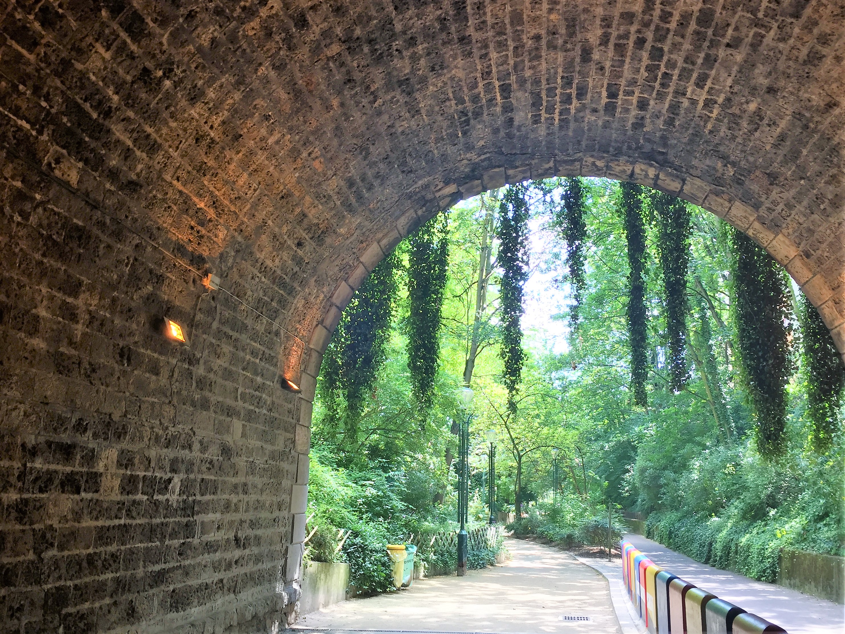 プロムナード・プランテのトンネルの中から見た風景