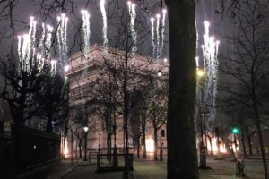 パリの凱旋門の年越しの花火