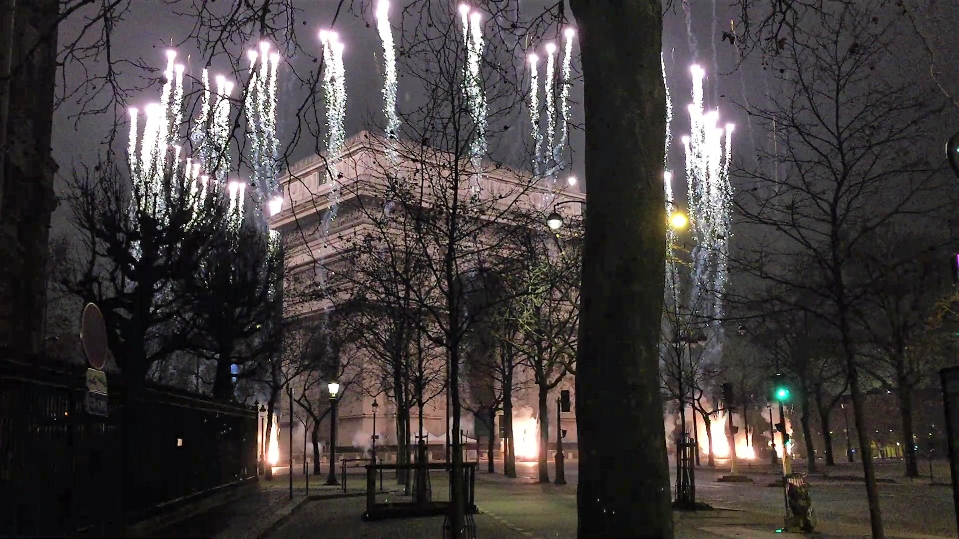 パリの凱旋門の年越しの花火
