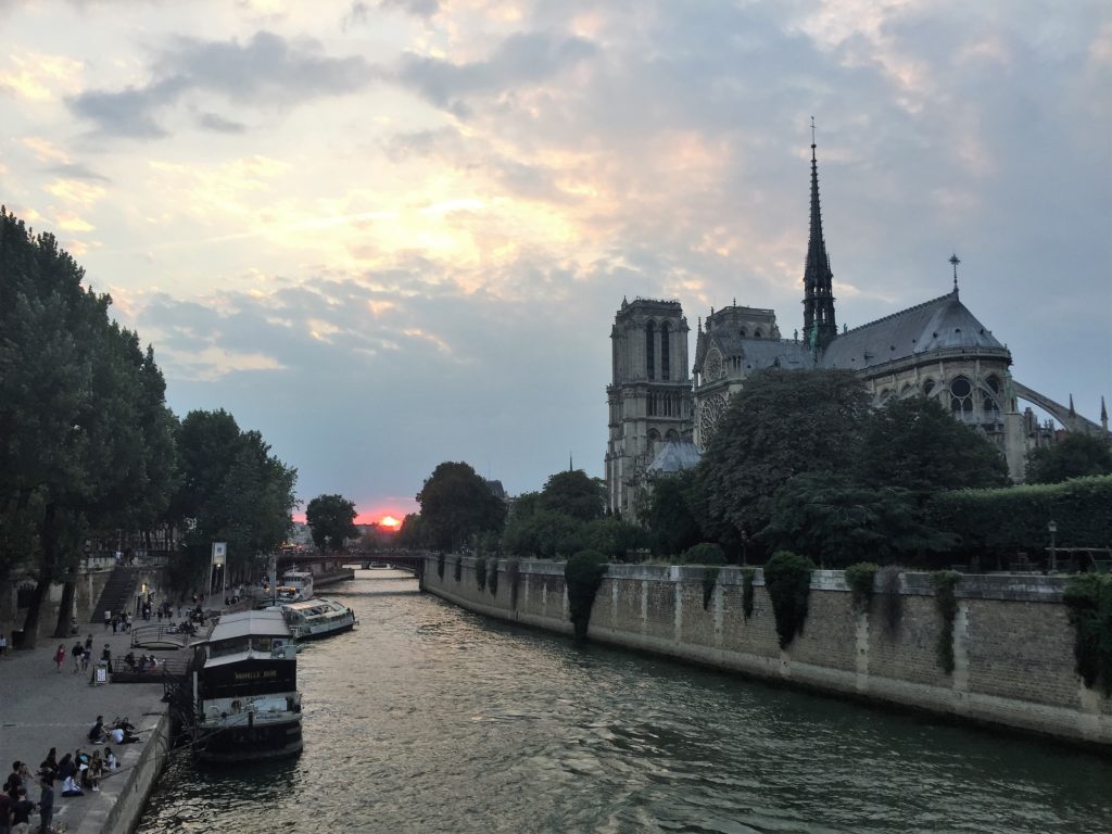 パリのノートルダム寺院の夕日
