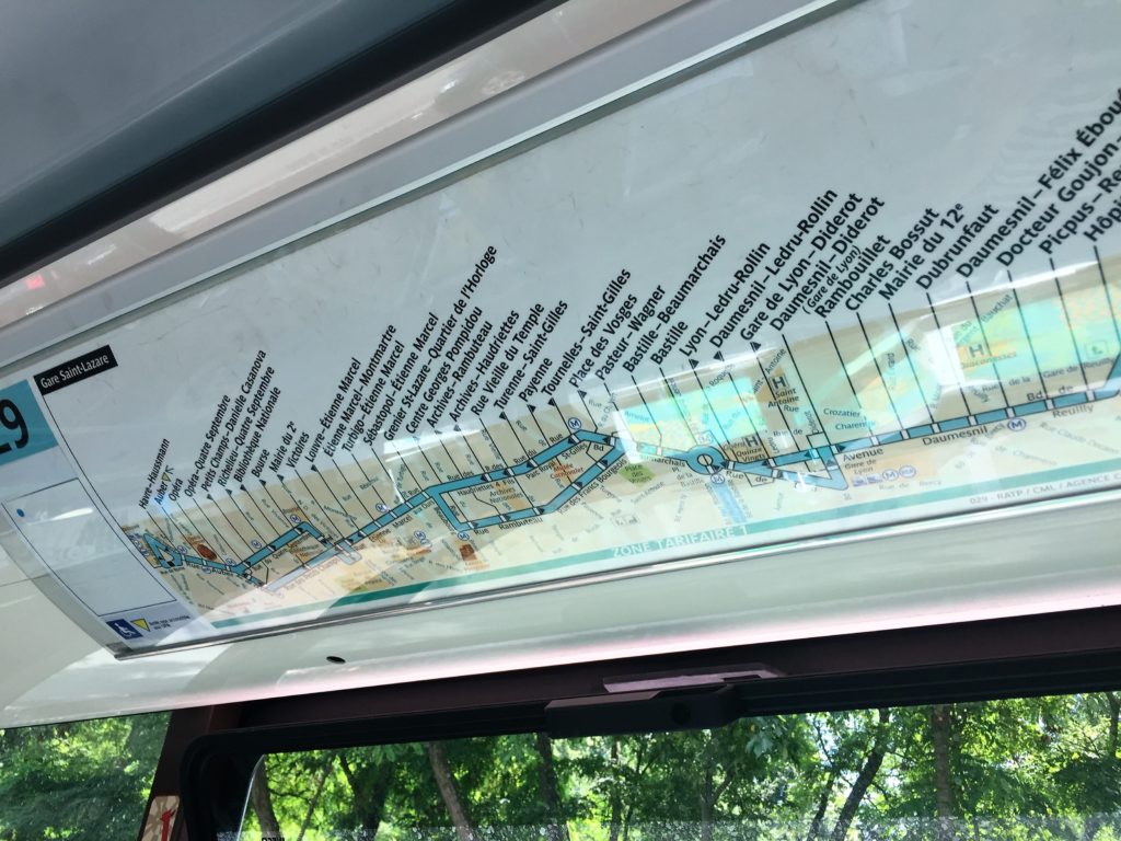 パリのバス内の路線図