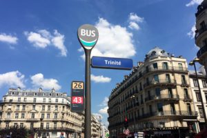 パリのバス停
