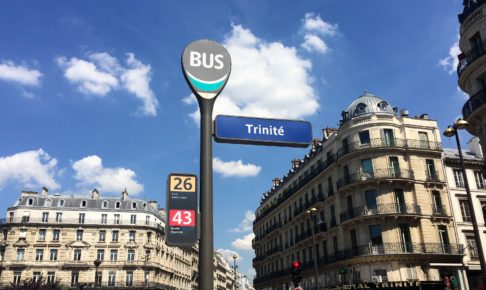 パリのバス停