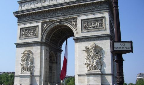 フランスの国旗を掲げる凱旋門
